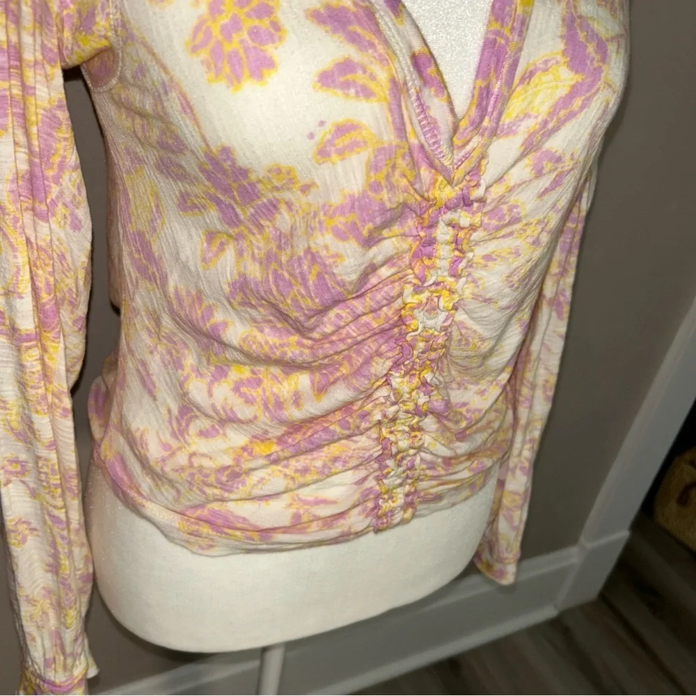 Free people purple/pink floral crunched front & back ruffle sleeve v neck blouse - Picture 4 of 6